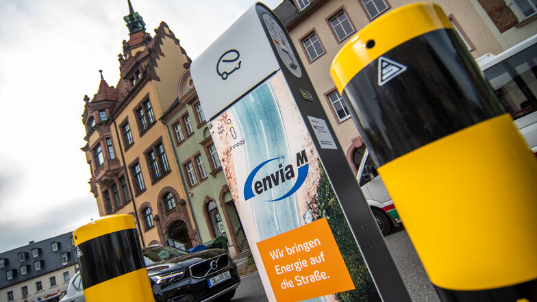 Auf dem Waldheimer Niedermarkt können Fahrer von Elektroautos Strom für ihre Fahrzeuge zapfen.