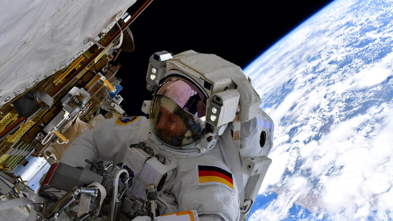 Der deutsche Astronaut Matthias Maurer während Außenbordeinsatzes an der Internationalen Raumstation.