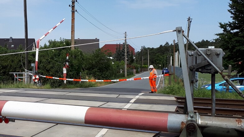 Die Schranke am Bahnübergang in Röderau wird derzeit von Hand betrieben. Ein Lkw-Fahrer hatte das rote Warnsignal missachtet.
