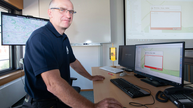 Ulrich Pankotsch, Abteilungsleiter Nachrichtentechnik bei der Dresdner Feuerwehr, kann über seinen Computer die einzelnen Sirenen ansteuern.