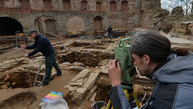 Bevor auf dem Gelände neue Gebäude für eine Studienakademie entstehen, untersuchen Archäologen den heutigen Amtsberg.