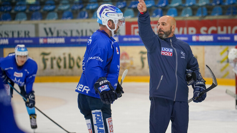 Die Eiszeit hat begonnen: Eislöwen-Trainer Rico Rossi startete am Montag mit seinen Zweitliga-Profis in die Saisonvorbereitung - und zeigt gleich, wo es langgeht.