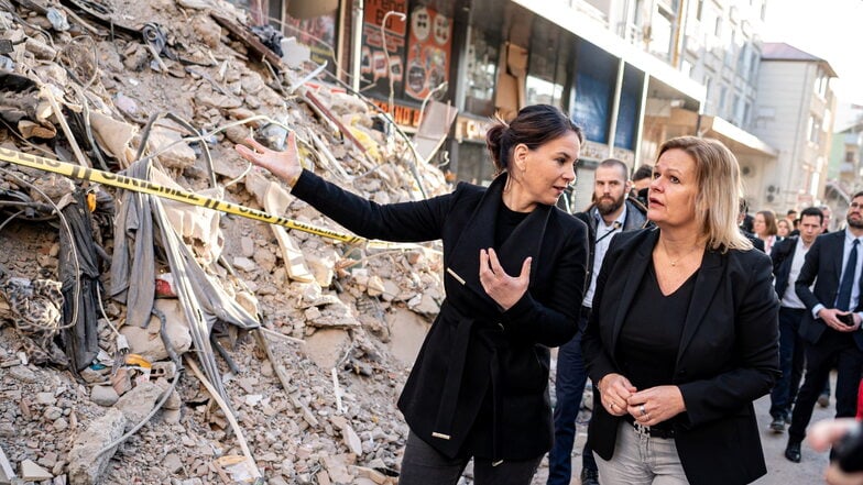 Annalena Baerbock (l, Bündnis 90/Die Grünen), Außenministerin, und Nancy Faeser (SPD), Bundesinnenministerin, besuchen die vom Erdbeben schwer getroffene Stadt Pazarcik in der Region Kahramanmaras.