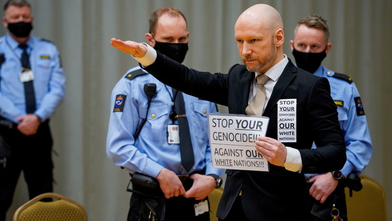 Der wegen Terrorismus verurteilte Anders Behring Breivik (r) zeigte im Gericht mehrmals den Hitlergruß,