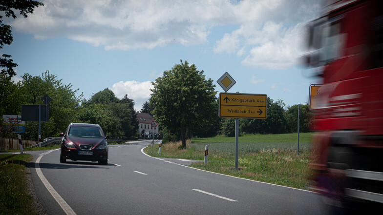 Vor zwei Jahren kam an dieser Kreuzung in Koitzsch bei Königsbrück ein Radfahrer ums Leben. Jetzt wurde der Unfallverursacher verurteilt.