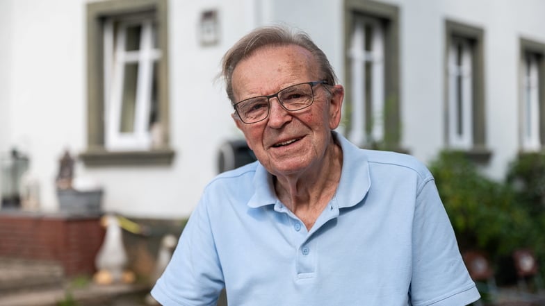 Wolfgang Hedicke steht vor seinem Geburtshaus im ehemaligen Gutshof Hedicke (heute: Dein Gutshof) in Ludwigsdorf.