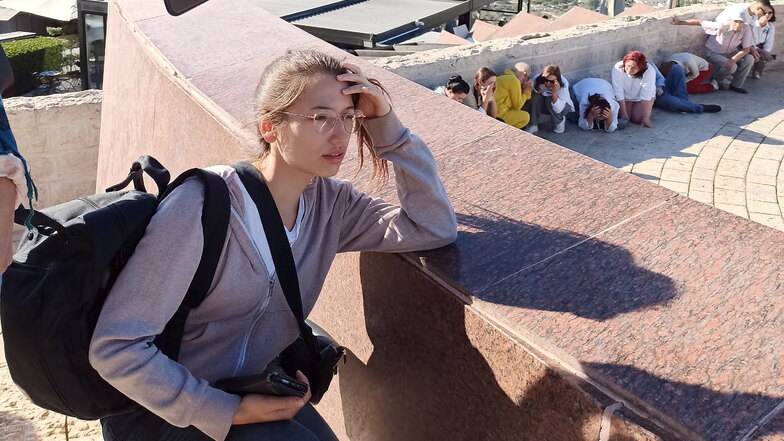 Sarah Tag, die Verlobte unseres Autors, auf dem Skopus in Jerusalem. Menschen suchen Schutz hinter der Mauer.