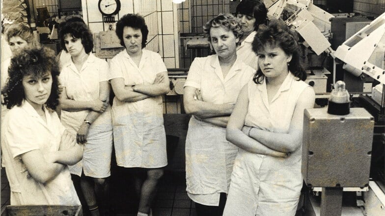 Frauen in der Dresdner Schokoladenfabrik Elbflorenz. In der DDR waren die meisten Frauen voll berufstätig und finanziell unabhängig. Automatisch gleichberechtigt waren sie im Alltag nicht.