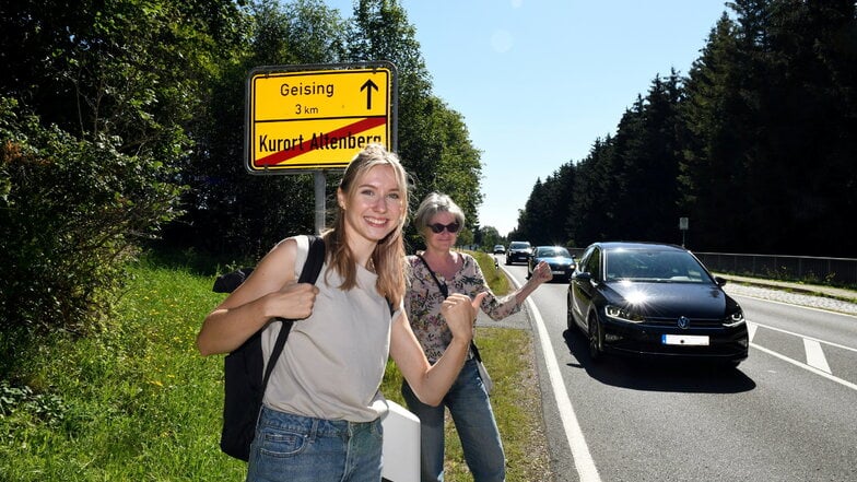 Funktioniert das System Trampen heute noch? Mareike Huisinga und Luisa Kallauch (vorn) 
machten den Selbstversuch im Landkreis Sächsische Schweiz-Osterzgebirge. Nach dem Foto ging es dann auf die richtige Straßenseite.