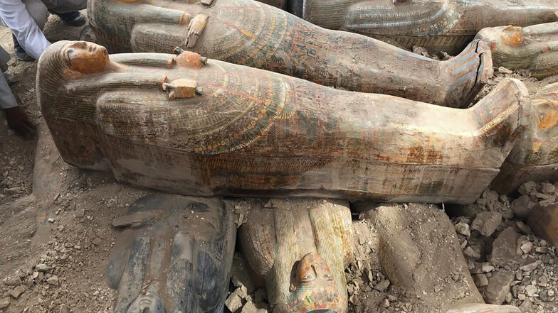 Sie lagen aufeinandergestapelt: Archäologen haben in Ägypten 30 Särge samt Mumien gefunden. Die Särge wurden offiziellen Angaben zufolge für männliche und weibliche Priester und Kinder angefertigt.