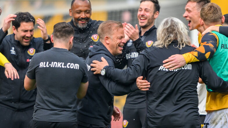Jubeltraube mit einem Hauptdarsteller: Cheftrainer Markus Anfang (Mitte) jubelt nach dem Sieg mit seinen Assistenten und Spielern.