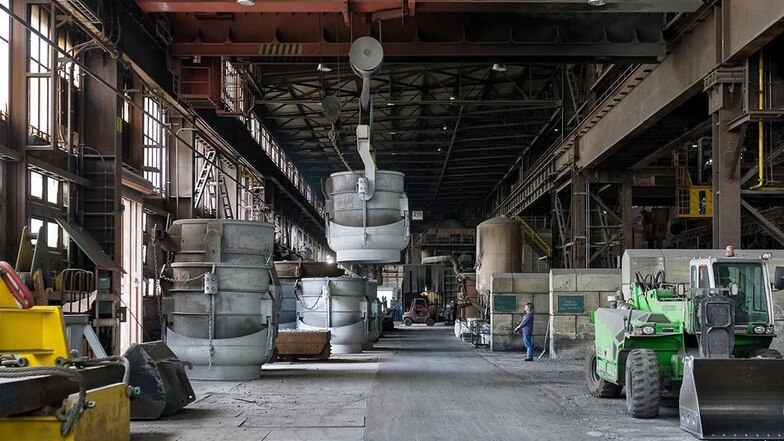 Die Pfanne für den Ofen In riesigen Eisenkübeln, den Pfannen, wird der Stahl im Elektrolichtbogenofen geschmolzen. Sie können bis zu 44 Tonnen Stahl fassen.