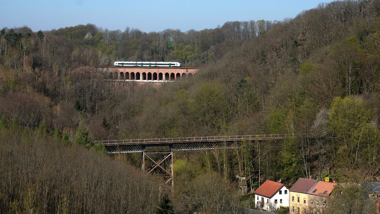 Nach wie vor ein beliebtes Fotomotiv: das Heiligenborner Viadukt im Hintergrund und vorn die Stahlbrücke der Strecke in Richtung Kriebethal, auch Krummer Hund genannt. Beide Bauwerke stehen unter Denkmalschutz..