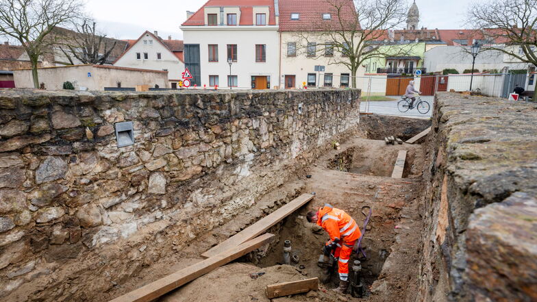 Zur Stabilisierung der geöffneten historischen Schlossbrücke in Großenhain wurden Bohrarbeiten ausgeführt.