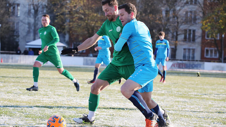 Einige Spiele am Wochenende wurden abgesagt, die meisten Partien fanden aber trotz schwieriger Bedingungen statt, so wie in Hoyerswerda die Begegnung Hoyerswerdaer FC (in grün) gegen den BSV 68 Sebnitz (hellblau).