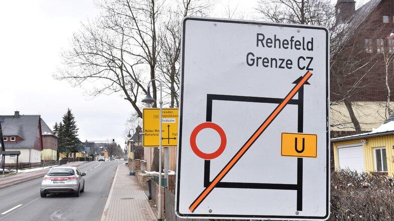 Sobald die Bauarbeiten beginnen, wird der orangefarbene Aufkleber von der Tafel abgezogen. Die Umleitung nach Rehefeld führt dann über Schellerhau und Bärenfels.