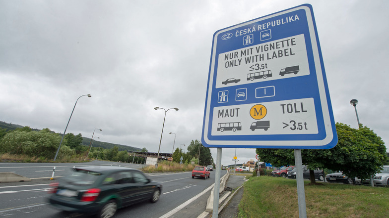 Die Autobahn-Vignette für Autos in Tschechien gibt es mittlerweile nur noch digital. Erstmals seit 2012 wird sie nun erhöht.