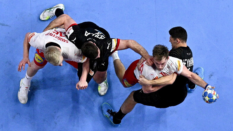 Sebastian Heymann (r.) und Johannes Golla versuchen Dänemarks Mathias Gidsel (2.v.r.) zu stoppen.