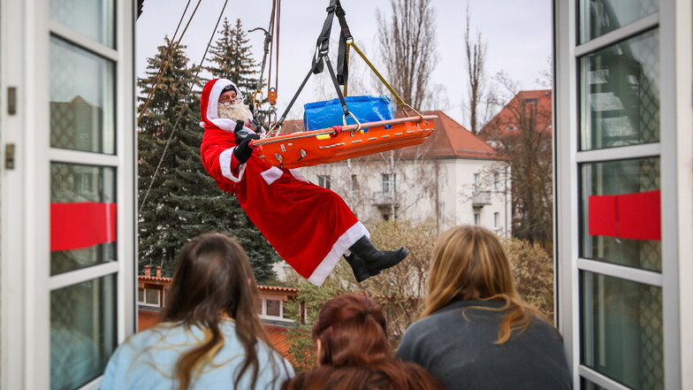 Wie der Nikolaus aus der Luft zu Kindern in einem Dresdner Krankenhaus kam
