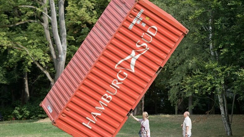 Einen frischen Blick auf die Relationen bietet der Künstler und Architekt Luc Deleu (geb. 1944 in Duffel in Belgien) mit „The Container“. Er steht im Kurpark von Bad Homburg und ist das meistfotografierte Objekt – ganz wie ein moderner Gulliver.