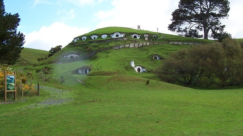 Das Foto zeigt den Drehort „Hobbingen“ in der Nähe von Matamata/Neuseeland. Dort wurden Szenen für „Herr der Ringe“ gedreht. So ähnlich sollen die Häuser in Graupa aussehen.