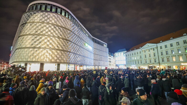 Die Polizei gab die Zahl der Teilnehmenden am späten Abend mit 6.000 an, die Landtagsabgeordnete Juliane Nagel (Linke) sprach von 10.000 Menschen.