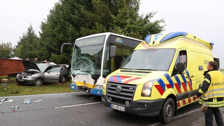 Der Busfahrer sowie eine mitfahrende Schülerin wurden leicht verletzt.