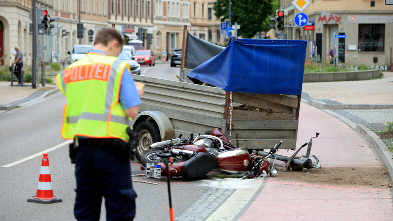 Unfall in Pirna-Copitz: Ein Motorradfahrer kollidierte mit einem Anhänger, der sich zuvor von einem Auto gelöst hatte.