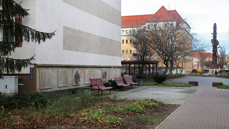 Zu den auffälligeren Tafeln im Riesaer Stadtgebiet gehört das 14 Meter lange Sandstein-Fries an der heutigen Bahnhofstraße. Als die Tafeln am 1. Mai 1982 anlässlich des X. Parteitags der SED angebracht wurden, hieß diese noch Straße der DSF. 