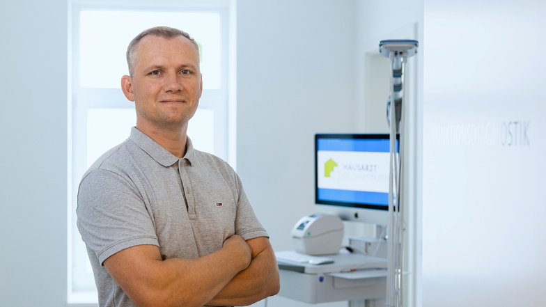 Voll digital: Hausarzt Dr. Martin Deile setzt in seiner Dresdener Praxis auf moderne Technik.