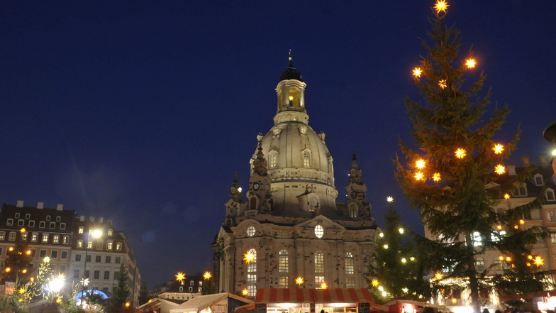 Hier, auf dem Dresdner Neumarkt an der Frauenkirche, wäre vielleicht noch Platz, um mehr Raum für die Weihnachtsmarkt-Besucher zu schaffen.