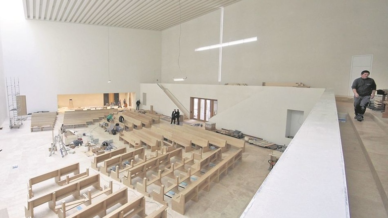 Im Inneren des Gotteshauses läuft die Einrichtung auf Hochtouren: Bänke werden eingebaut und die Orgel wird montiert.