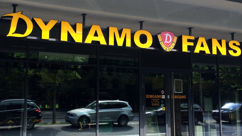Im Dynamo-Fanshop werden besondere Corona-Fanartikel verkauft. Die Einnahmen sollen helfen, die Arbeitsplätze der Mitarbeiter zu sichern. Ein anderer Teil kommt nun sozialen Zwecken zugute.