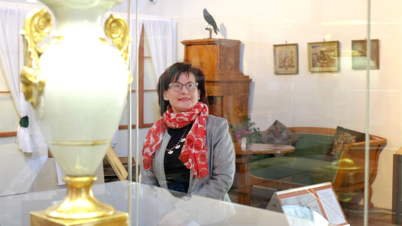 Mit viel Liebe zum Detail hat die Meißner Museumsleiterin Martina Fischer Gegenstände aus der Zeit zusammengetragen, in der Louise Otto-Peters lebte.