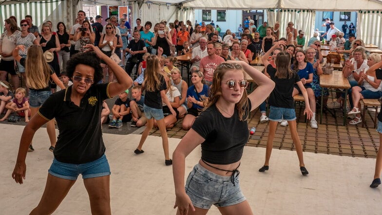 Der Kriebethaler Faschingsclub gestaltete mit zwei weiteren Tanzgruppen das Programm beim Kinderfest in Kriebethal.