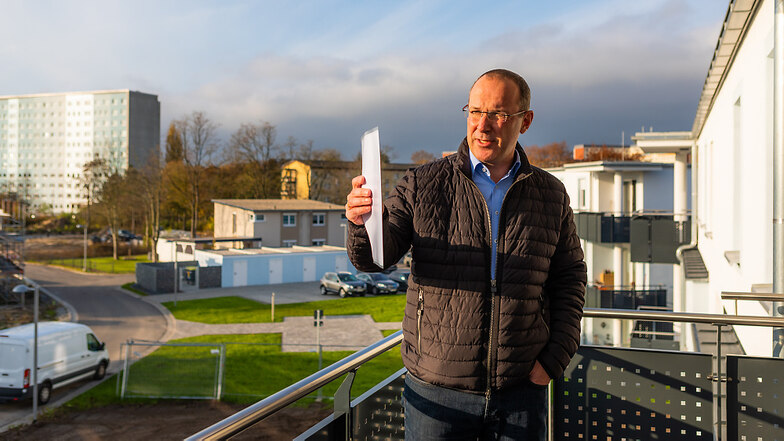 Steffen Markgraf von der Wohnungsgesellschaft – hier auf einem Balkon des Haus Knappensee – freut sich über das Wachsen des neuen Wohnquartiers im WK V.