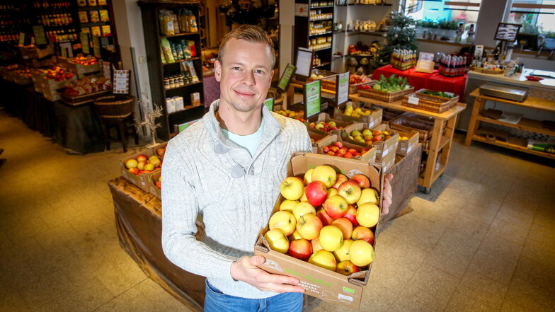 Biobauer Michael Görnitz präsentiert seine regional produzierten Äpfel und erklärt, warum er den Begriff Subvention falsch findet.