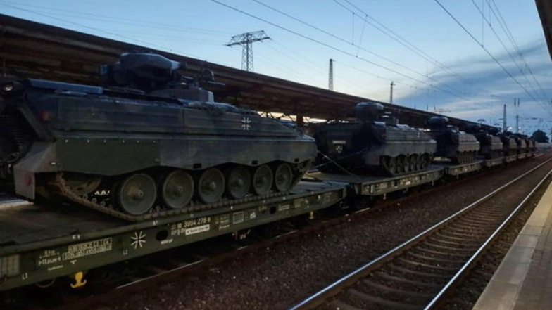 Dieser Transportzug voller Schützenpanzer Marder wurde am 20. Mai von einem Leser am Riesaer Bahnhof beobachtet.