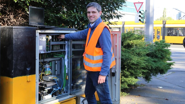 Projektleiter Christian Gassel bereitet den DVB-Teil der neuen intelligenten Ampel am Straßburger Platz auf einen Probebetrieb vor. Der soll Ende Oktober beginnen und die Wartezeit für Straßenbahnen an der Kreuzung verkürzen.