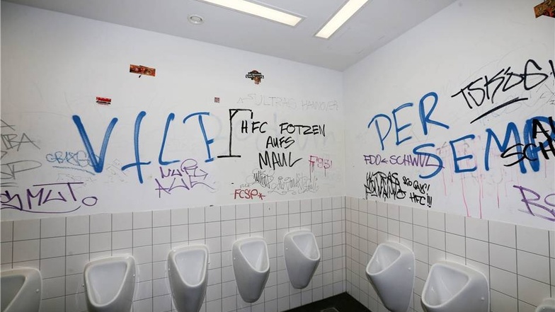 Dieser nicht besonders intelligente Spruch im Herren-WC des Dresdner Stadions könnte die Zerstörungswut der Fans aus Halle verstärkt haben.