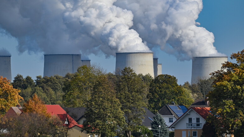 Wasserdampf steigt aus den Kühltürmen des Braunkohlekraftwerks Jänschwalde der Lausitz Energie Bergbau AG (LEAG). Die Braunkohlekraftwerke sollen schneller als bislang geplant vom Netz gehen.