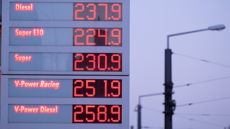 Eine Preistafel zeigt an einer Tankstelle die Benzinpreise an. Der Ukraine-Krieg hat die Spritpreise erstmals über die Schwelle von zwei Euro steigen lassen.