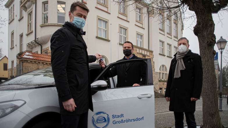 Der Großröhrsdorfer Bürgermeister Stefan Schneider (M.) nahm jetzt einen E- Golf von Gunnar Schneider vom Kommunalvertrieb (l.) und von Detlef Marko, dem Bereichsleiter von SachsenEnergie, im Empfang.