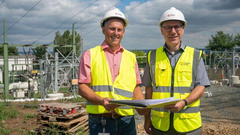 Die Abteilungsleiter Michael Berndt (l.) und Torsten Schöley freuen sich, dass eine schnelle Lösung für den Chipindustrie-Anschluss verwirklicht wird. Die unterirdische Hochspannungstrasse führt vom Umspannwerk Räcknitz, vor dem sie stehen, in den Norden.