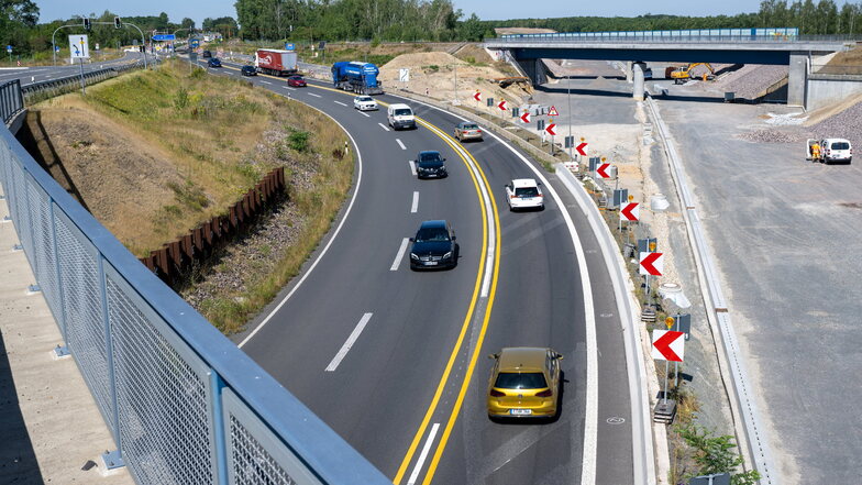 Bau der A72 bei Zwenkau: Brücke wird in Position gebracht