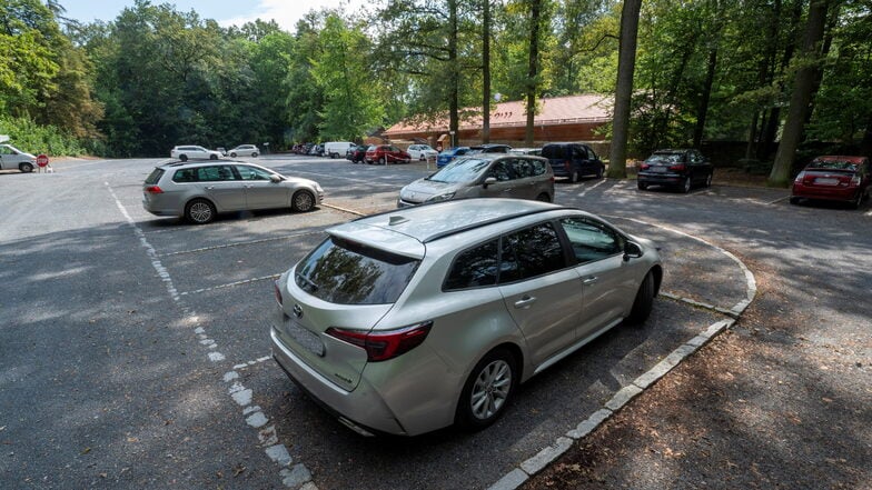 Das Wildgehege in Moritzburg ist jedes Jahr Ausflugsziel Tausender Menschen, die meisten kommen mit dem Auto. Deshalb soll es künftig mehr Stellplätze geben, doch der Sachsenforst hat die Unterstützung für einen Ausbau zurückgefahren.