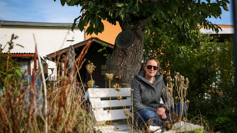 Katja Vogel und ihr Freund Paul Schumann hängen an dem alten Kirschbaum, der in ihrem Garten steht. Der soll aber gefällt werden, fordert der Verein. Nun gibt es Streit darüber.