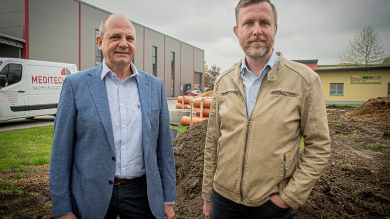 Noch hat der Bau der neuen Logistik-Halle der Firma Meditech in Pulsnitz nicht begonnen, aber die beiden Geschäftsführer Maik Lange (l.) und Karsten Leonhardt hoffen, dass sie bald starten können.