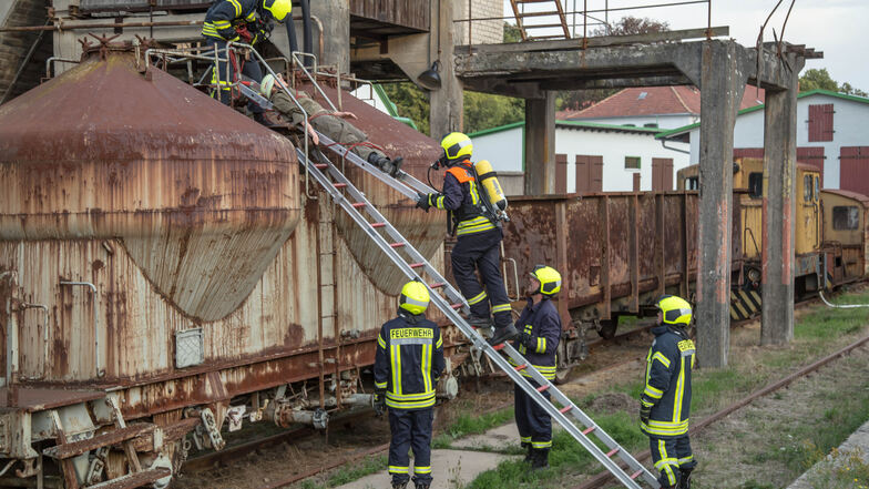 Die Feuerwehren von Quitzdorf am See führten erst vor zwei Monaten eine gemeinsame Übung im Heim Baustoffwerk in Sproitz durch und retteten verunfallte Personen (Foto). Am Montag war ihr Einsatz aber ein Ernstfall in dem Betrieb.