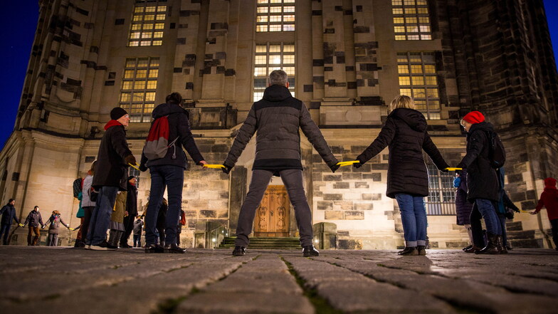 Dresdner Menschenkette am Abend des 13. Februars.